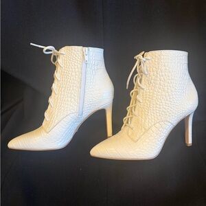 New Gianni Bini Elegant White Leather Embossed Lace-Up Ankle Boots & Side Zipper